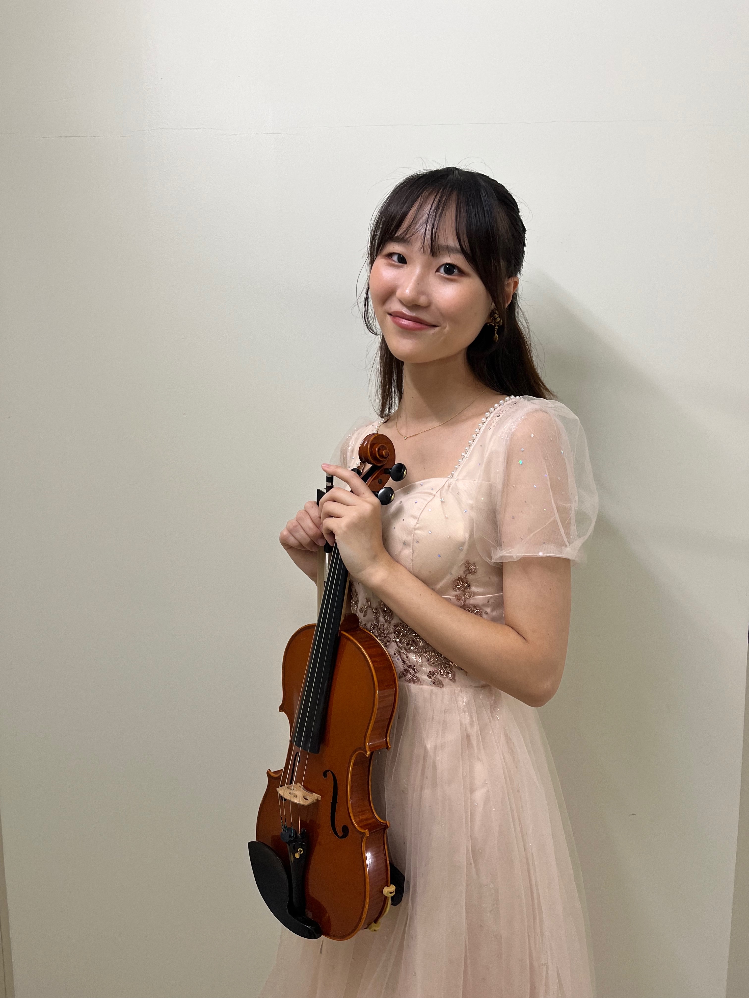 Miu holding a violin